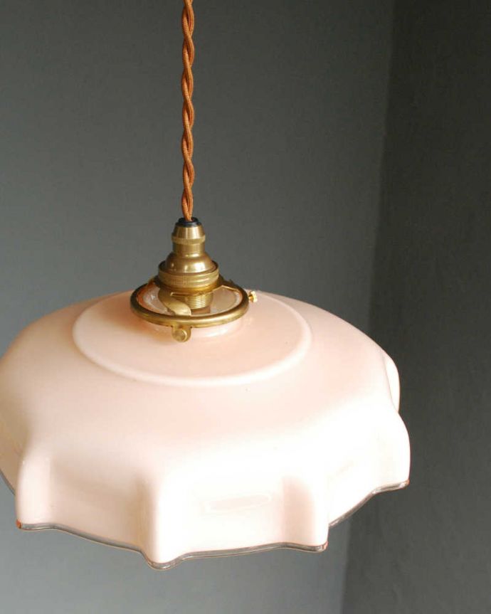 ペンダントライト　照明・ライティング　淡いカラーが可愛いアンティークガラスランプシェード（コード・シャンデリア球・ギャラリーA付き）。取り付け金具は日本仕様シェードはアンティークですが、取り付け金具は日本仕様の新しいものです。(x-891-z)