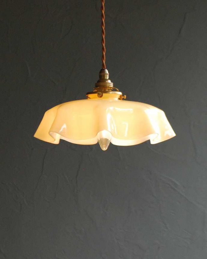 ペンダントライト　照明・ライティング　布シェードが揺れるようなアンティークガラスランプシェード（コード・シャンデリア球・ギャラリーA付き）。。(x-893-z)