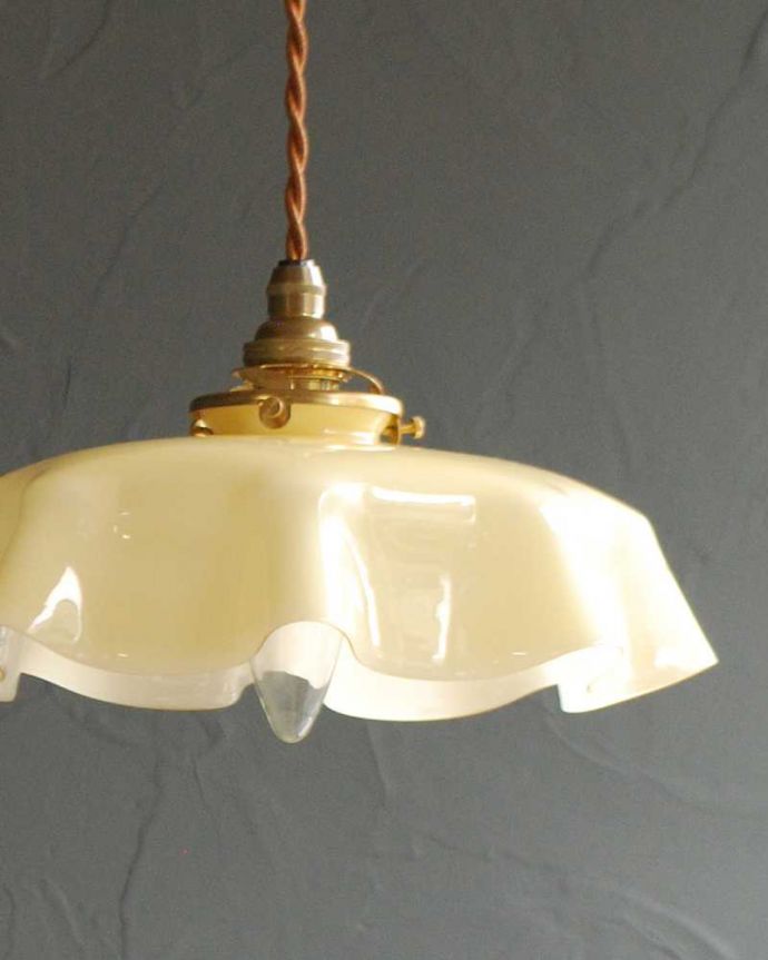 ペンダントライト　照明・ライティング　布シェードが揺れるようなアンティークガラスランプシェード（コード・シャンデリア球・ギャラリーA付き）。。(x-893-z)