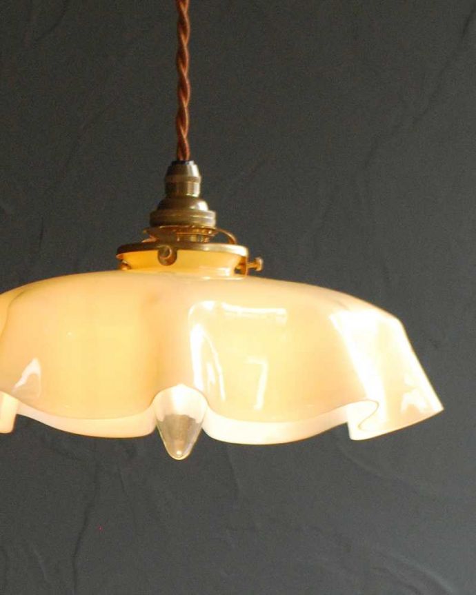 ペンダントライト　照明・ライティング　布シェードが揺れるようなアンティークガラスランプシェード（コード・シャンデリア球・ギャラリーA付き）。。(x-893-z)