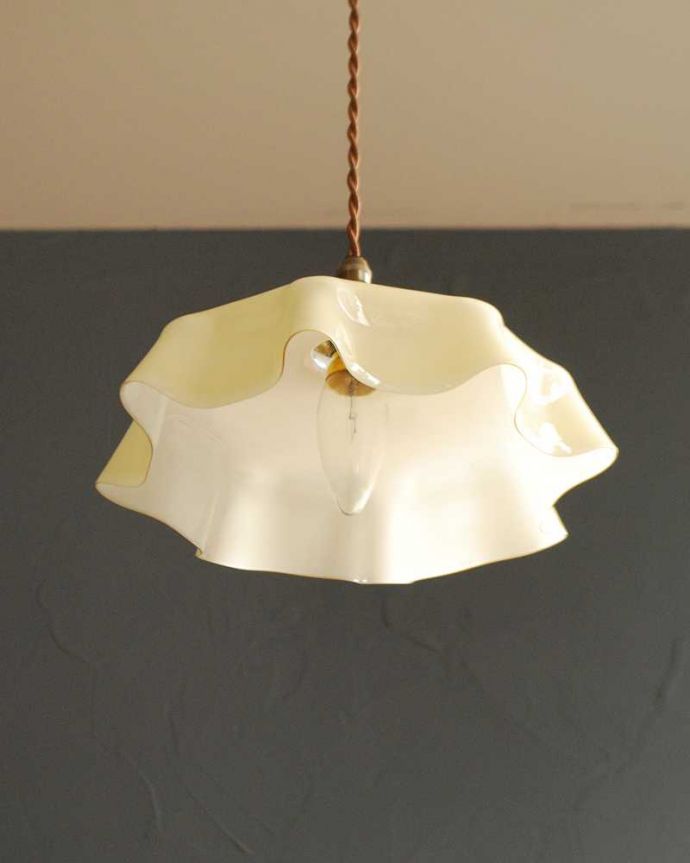 ペンダントライト　照明・ライティング　布シェードが揺れるようなアンティークガラスランプシェード（コード・シャンデリア球・ギャラリーA付き）。。(x-893-z)