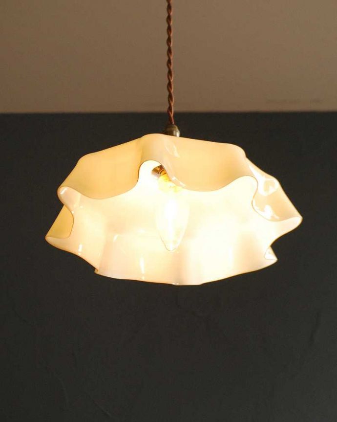 ペンダントライト　照明・ライティング　布シェードが揺れるようなアンティークガラスランプシェード（コード・シャンデリア球・ギャラリーA付き）。。(x-893-z)