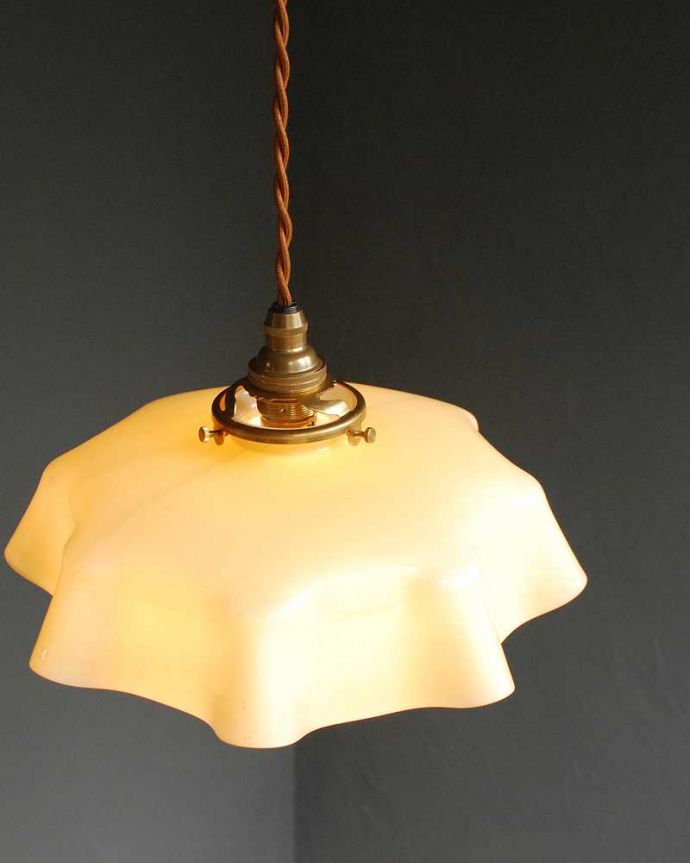 ペンダントライト　照明・ライティング　布シェードが揺れるようなアンティークガラスランプシェード（コード・シャンデリア球・ギャラリーA付き）。。(x-893-z)