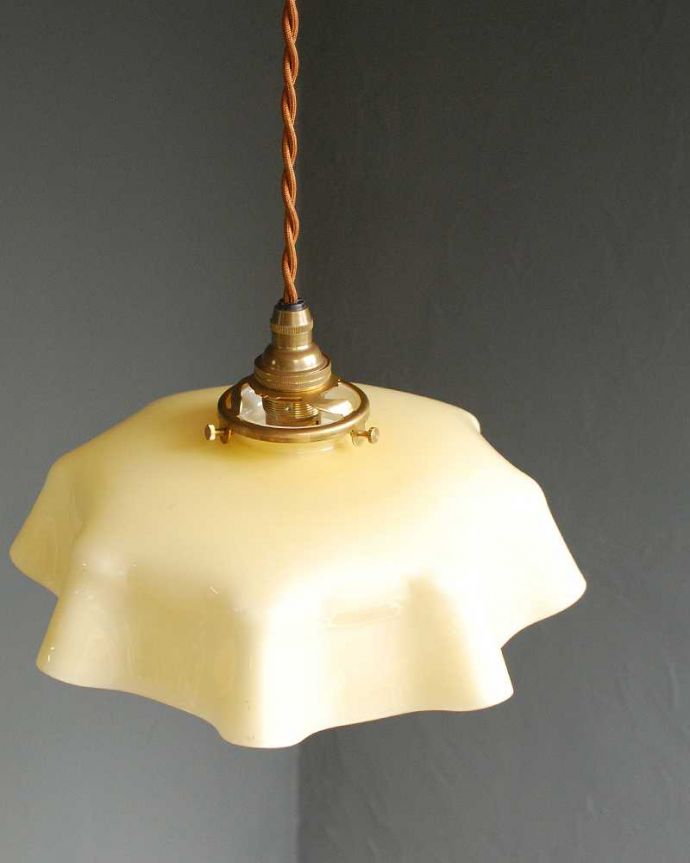 ペンダントライト　照明・ライティング　布シェードが揺れるようなアンティークガラスランプシェード（コード・シャンデリア球・ギャラリーA付き）。取り付け金具は日本仕様シェードはアンティークですが、取り付け金具は日本仕様の新しいものです。(x-893-z)