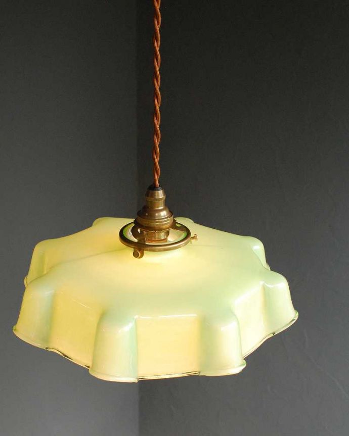 淡いカラーが可愛いアンティークガラスランプシェード（コード