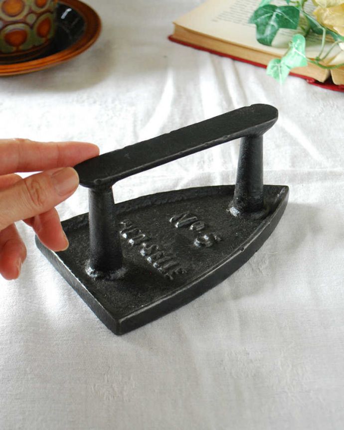 アンティーク ホーロー・アイアン製の雑貨　アンティーク雑貨　No.5のマークが付いたフランス輸入のアンティークコテ型アイロン。大きさはこんな感じ･･･キレイに磨きましたが、アンティークなので多少のキズ・汚れがある場合があります。(x-896-z)