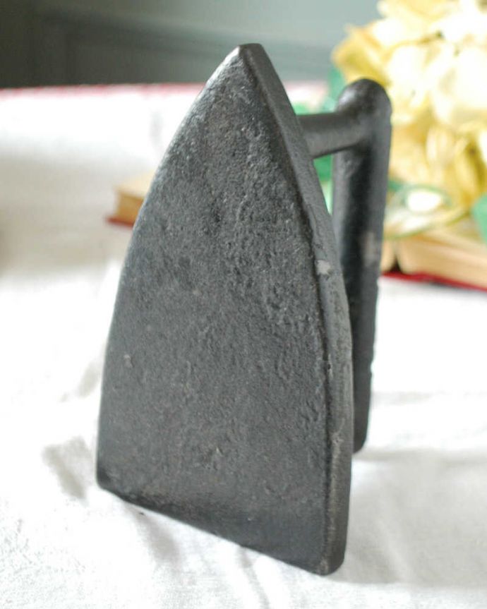 アンティーク ホーロー・アイアン製の雑貨　アンティーク雑貨　No.5のマークが付いたフランス輸入のアンティークコテ型アイロン。裏から見てみると･･･重さがあるのでオシャレなブックエンドやドアキーパーにピッタリです。(x-896-z)