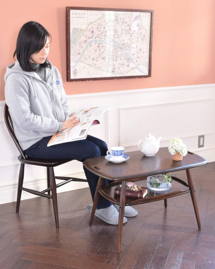 アーコールの家具　アンティーク家具　北欧スタイルの定番ブランド、アーコール社の棚付きコーヒーテーブル（チョコレート）。持ち運びが便利なアーコールのコーヒーテーブルアーコールらしいフォルムが特徴のコンパクトなサイズのコーヒーテーブル。(x-900-f-1)