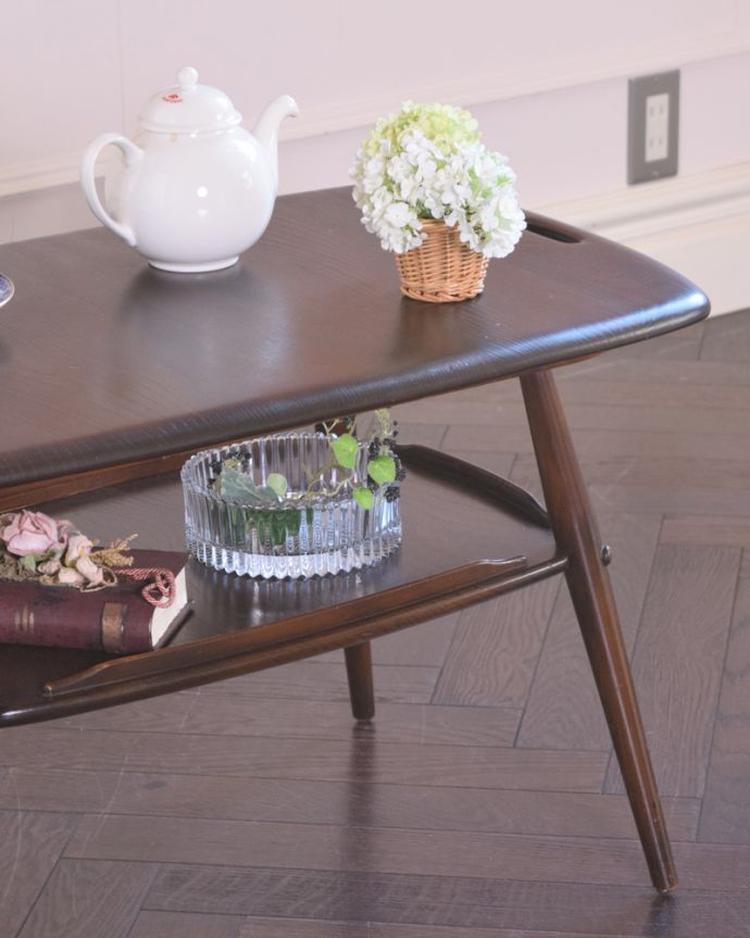 アーコールの家具　アンティーク家具　北欧スタイルの定番ブランド、アーコール社の棚付きコーヒーテーブル（チョコレート）。クールな表情の中に見えるアーコールらしい優しさアーコールの家具って、角の落とし方が独特。(x-900-f-1)