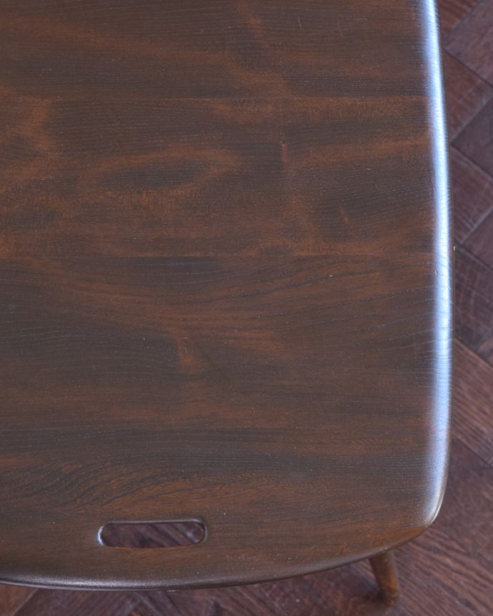 アーコールの家具　アンティーク家具　北欧スタイルの定番ブランド、アーコール社の棚付きコーヒーテーブル（チョコレート）。天板のデザインもステキデザインの一部になっている天板の穴は、取っ手代わりに。(x-900-f-1)