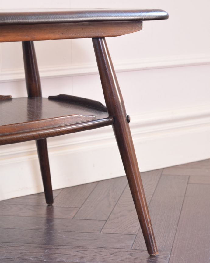 アーコールの家具　アンティーク家具　北欧スタイルの定番ブランド、アーコール社の棚付きコーヒーテーブル（チョコレート）。持ち上げなくても移動できます！Handleのアンティークは、脚の裏にフェルトキーパーをお付けしていますので、持ち上げず床を滑らせても移動できます。(x-900-f-1)