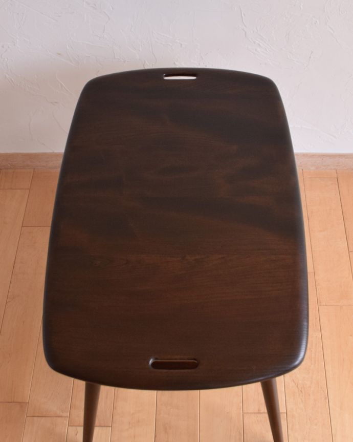 アーコールの家具　アンティーク家具　北欧スタイルの定番ブランド、アーコール社の棚付きコーヒーテーブル（チョコレート）。やっぱり気になる天板の仕上げ方Handleのヴィンテージ家具はアンティーク専門の職人が塗装を剥離後に再塗装をしているので安心度が違います。(x-900-f-1)