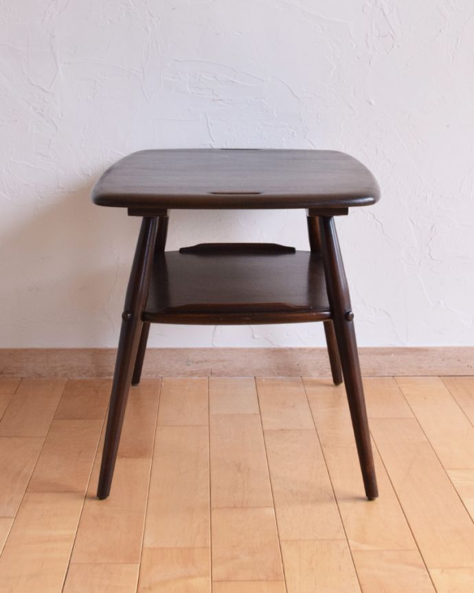 アーコールの家具　アンティーク家具　北欧スタイルの定番ブランド、アーコール社の棚付きコーヒーテーブル（チョコレート）。クルッと回転。(x-900-f-1)