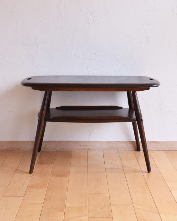 アーコールの家具　アンティーク家具　北欧スタイルの定番ブランド、アーコール社の棚付きコーヒーテーブル（チョコレート）。こちら側も、もちろんキレイです！ヴィンテージなので経年変化によるキズはありますが、専門の職人がしっかり修復したので360度ど子から見てもキレイです。(x-900-f-1)