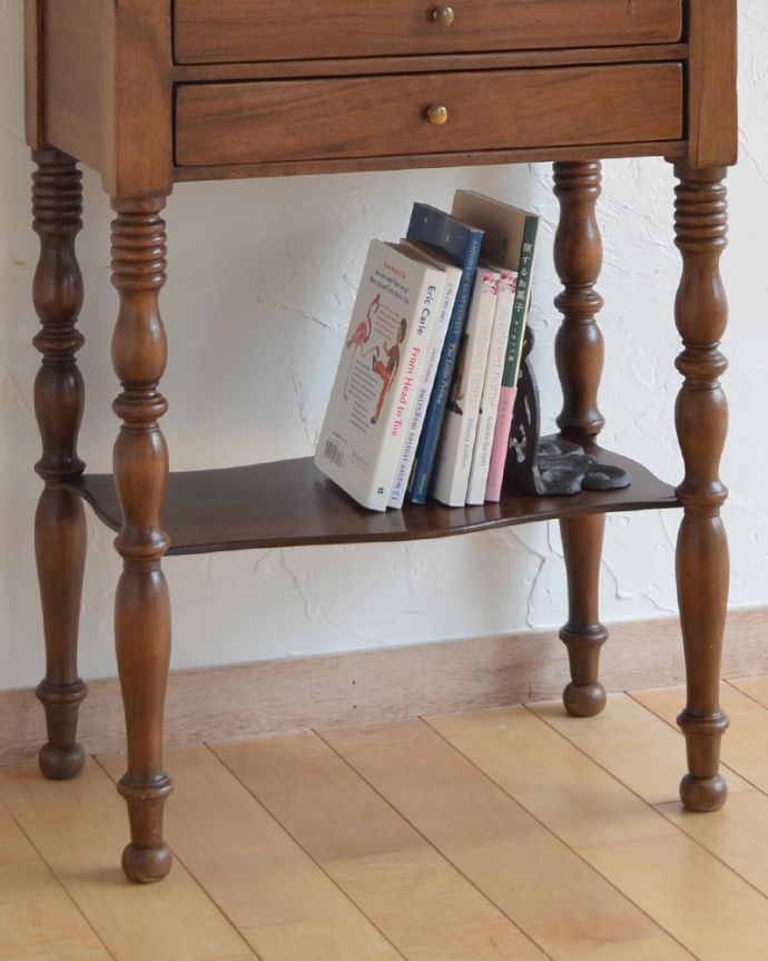 アンティークのチェスト　アンティーク家具　置くだけで華やかなインテリア、脚の形がフランスらしいアンティークサイドテーブル。こんな風に１段オープンスペースがあるのは便利ですよね。(x-904-f)