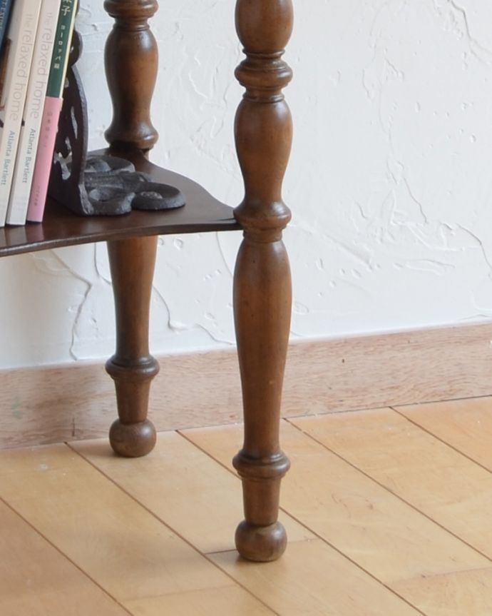 アンティークのチェスト　アンティーク家具　置くだけで華やかなインテリア、脚の形がフランスらしいアンティークサイドテーブル。きちんと支えます。(x-904-f)