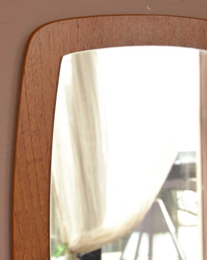 アンティーク ミラー（鏡）　アンティーク雑貨　イギリスで見つけた木製フレーム付きのヴィンテージウォールミラー。シンプルな中にほっこりとした雰囲気が漂うミラー北欧スタイルがカッコいいアンティークのミラー。(x-904-z)