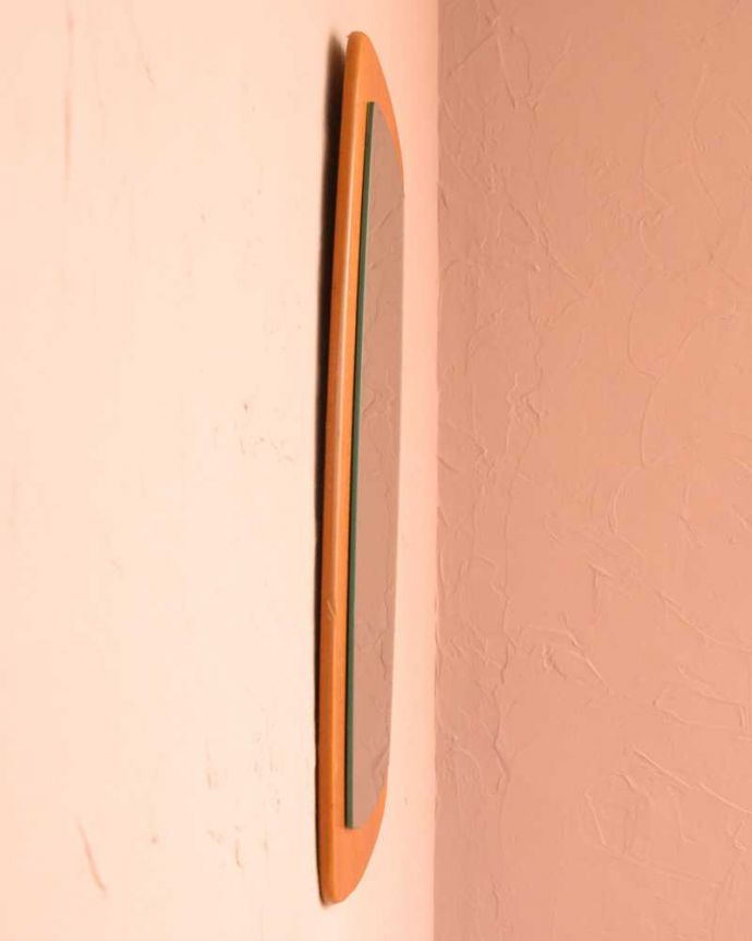 アンティーク ミラー（鏡）　アンティーク雑貨　イギリスで見つけた木製フレーム付きのヴィンテージウォールミラー。横から見ると…アンティークなので多少のキズ・汚れがある場合がありますがキレイなものを買い付けてきたのでご了承下さい。(x-904-z)