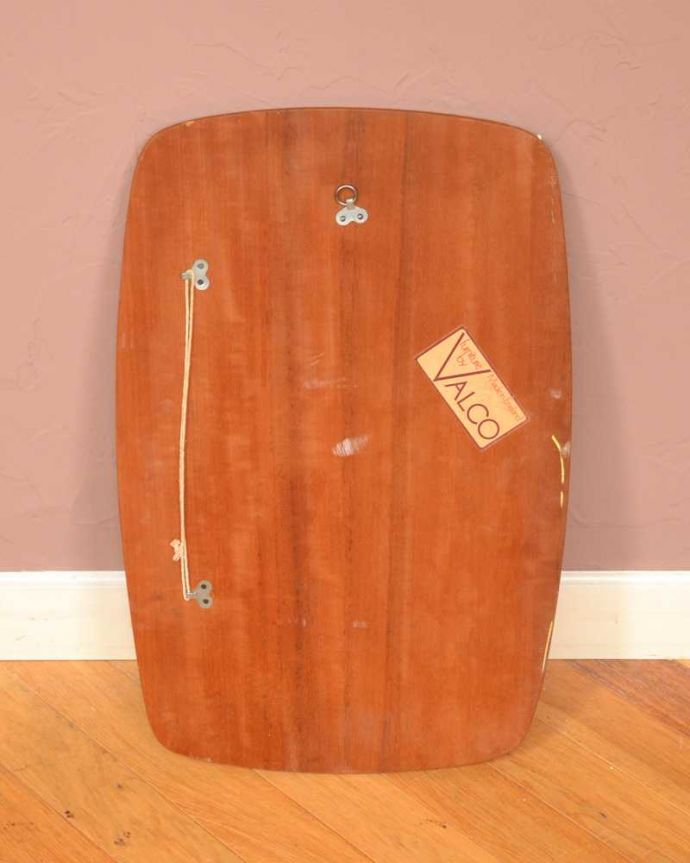 アンティーク ミラー（鏡）　アンティーク雑貨　イギリスで見つけた木製フレーム付きのヴィンテージウォールミラー。裏側を見てみると…修復の際、金具をしっかり取り付けたので安心してお使い下さい。(x-904-z)