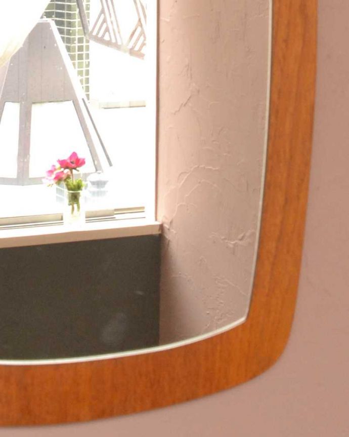 アンティーク ミラー（鏡）　アンティーク雑貨　イギリスで見つけた木製フレーム付きのヴィンテージウォールミラー。アンティークらしい独特のデザイン華やかなデザインのアンティークのミラーは、覗き込む度に女性だったら誰もがワクワクしちゃう美しいデザインが一番の魅力です。(x-904-z)