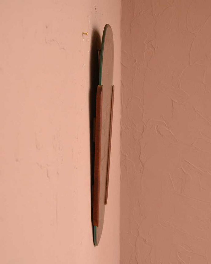 アンティーク ミラー（鏡）　アンティーク雑貨　北欧スタイルのアンティークミラー、イギリスの木製のフレーム付き鏡。横から見ると…アンティークなので多少のキズ・汚れがある場合がありますがキレイなものを買い付けてきたのでご了承下さい。(x-906-z)