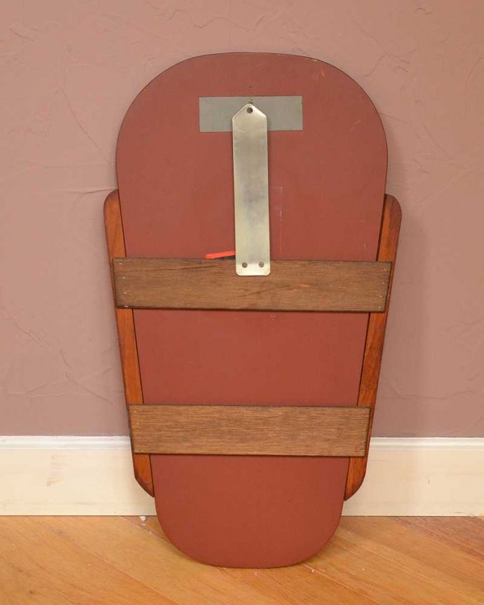 アンティーク ミラー（鏡）　アンティーク雑貨　北欧スタイルのアンティークミラー、イギリスの木製のフレーム付き鏡。裏側を見てみると…修復の際、金具をしっかり取り付けたので安心してお使い下さい。(x-906-z)