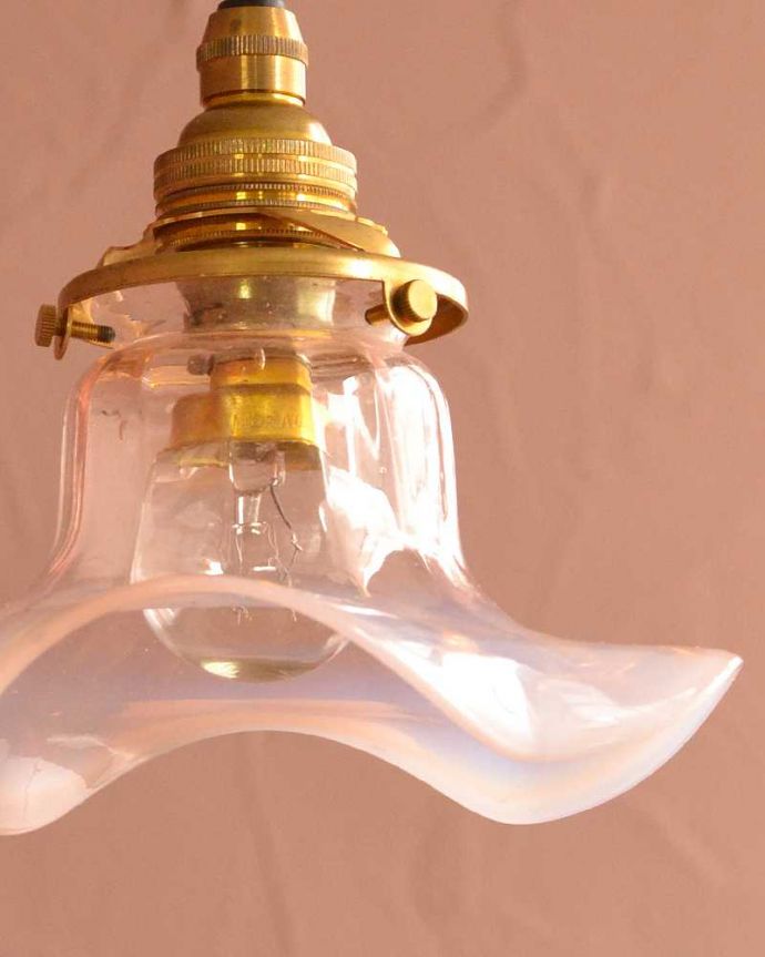 ペンダントライト　照明・ライティング　久しぶりに届いたアンティークのオパールセントガラスのペンダントライト。。(x-908-z)