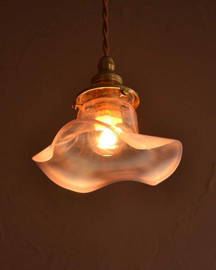 ペンダントライト　照明・ライティング　久しぶりに届いたアンティークのオパールセントガラスのペンダントライト。。(x-908-z)