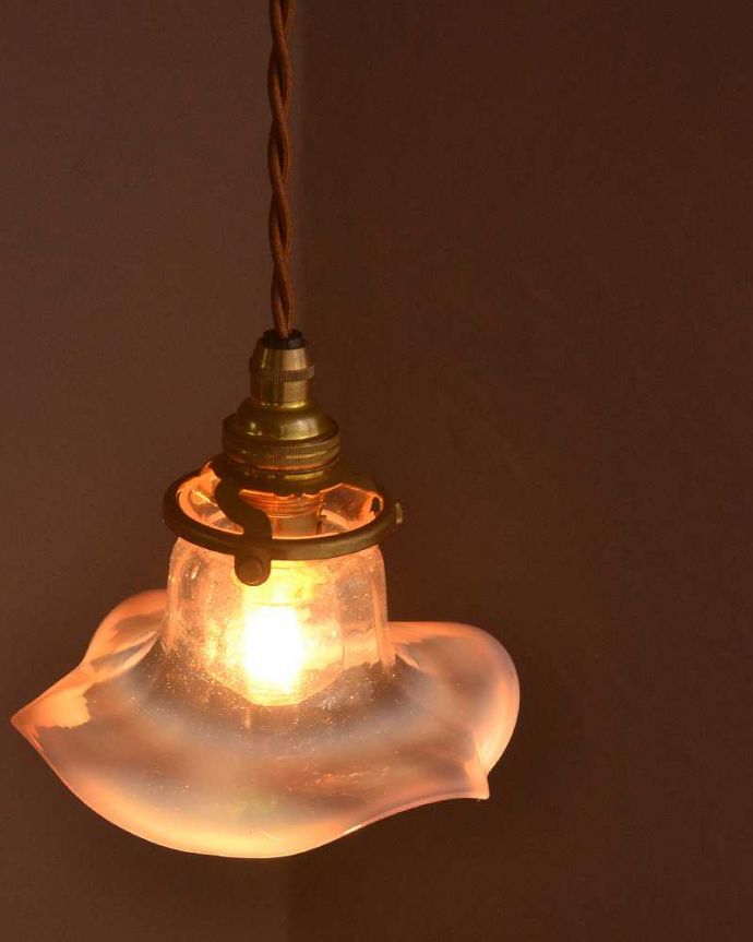 ペンダントライト　照明・ライティング　久しぶりに届いたアンティークのオパールセントガラスのペンダントライト。。(x-908-z)