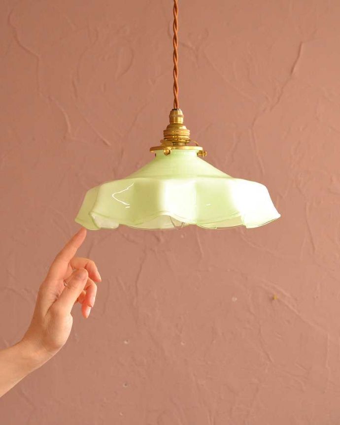 ペンダントライト　照明・ライティング　フランス生まれのアンティークシェード（コード・シャンデリア球・ギャラリーA付き）。。(x-909-z)