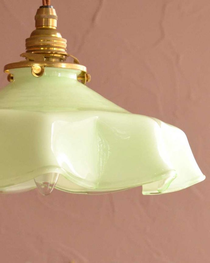 ペンダントライト　照明・ライティング　フランス生まれのアンティークシェード（コード・シャンデリア球・ギャラリーA付き）。。(x-909-z)