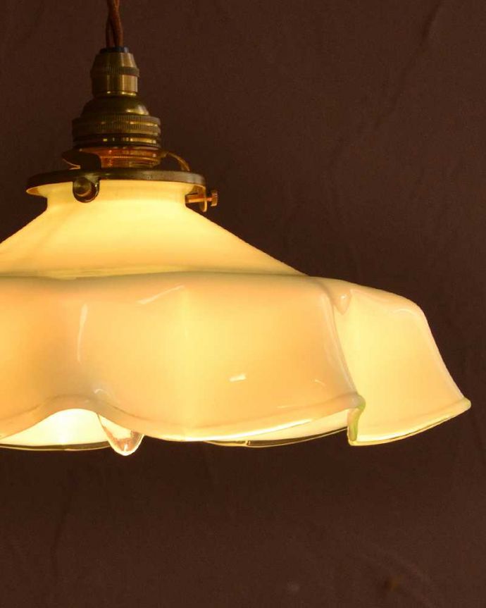 ペンダントライト　照明・ライティング　フランス生まれのアンティークシェード（コード・シャンデリア球・ギャラリーA付き）。。(x-909-z)