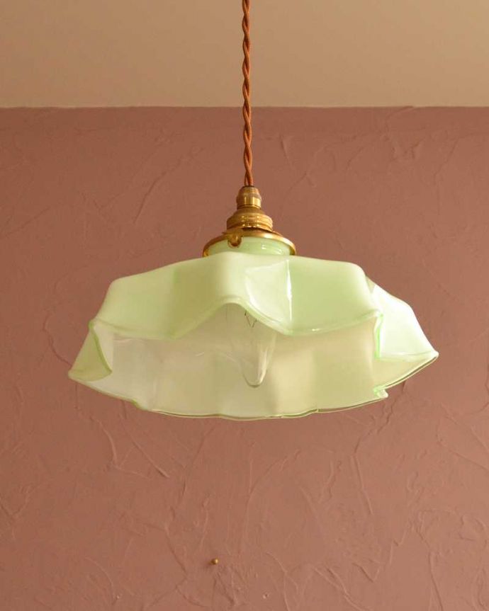 ペンダントライト　照明・ライティング　フランス生まれのアンティークシェード（コード・シャンデリア球・ギャラリーA付き）。。(x-909-z)