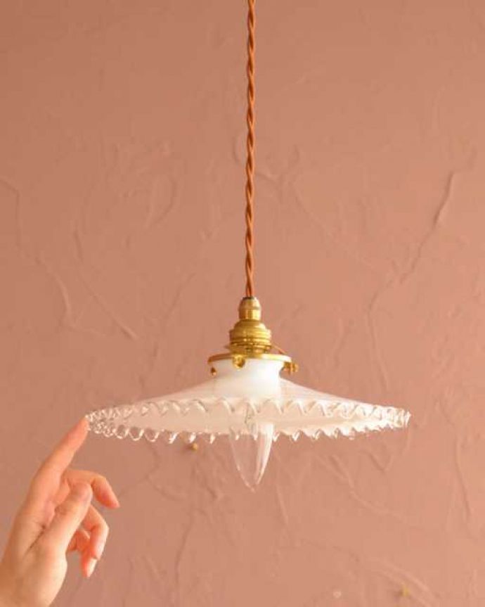 ペンダントライト　照明・ライティング　フランスのミルクガラスのアンティークペンダントライト(コード・シャンデリア電球・ギャラリーA付き)。。(x-910-z)