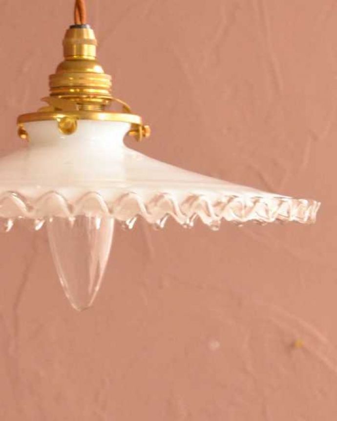 ペンダントライト　照明・ライティング　フランスのミルクガラスのアンティークペンダントライト(コード・シャンデリア電球・ギャラリーA付き)。。(x-910-z)