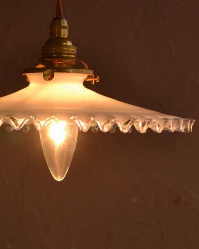 ペンダントライト　照明・ライティング　フランスのミルクガラスのアンティークペンダントライト(コード・シャンデリア電球・ギャラリーA付き)。。(x-910-z)