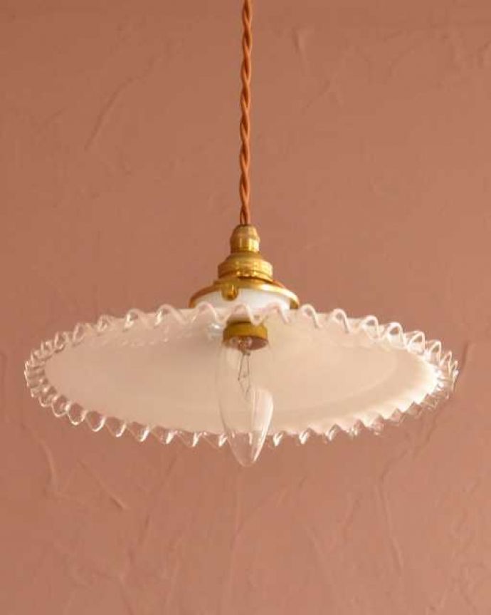 ペンダントライト　照明・ライティング　フランスのミルクガラスのアンティークペンダントライト(コード・シャンデリア電球・ギャラリーA付き)。。(x-910-z)