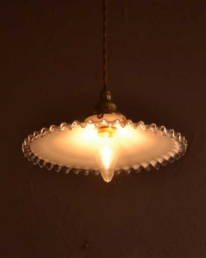 ペンダントライト　照明・ライティング　フランスのミルクガラスのアンティークペンダントライト(コード・シャンデリア電球・ギャラリーA付き)。。(x-910-z)