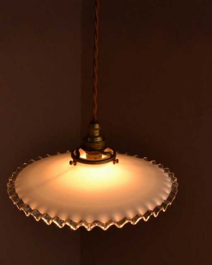 ペンダントライト　照明・ライティング　フランスのミルクガラスのアンティークペンダントライト(コード・シャンデリア電球・ギャラリーA付き)。。(x-910-z)