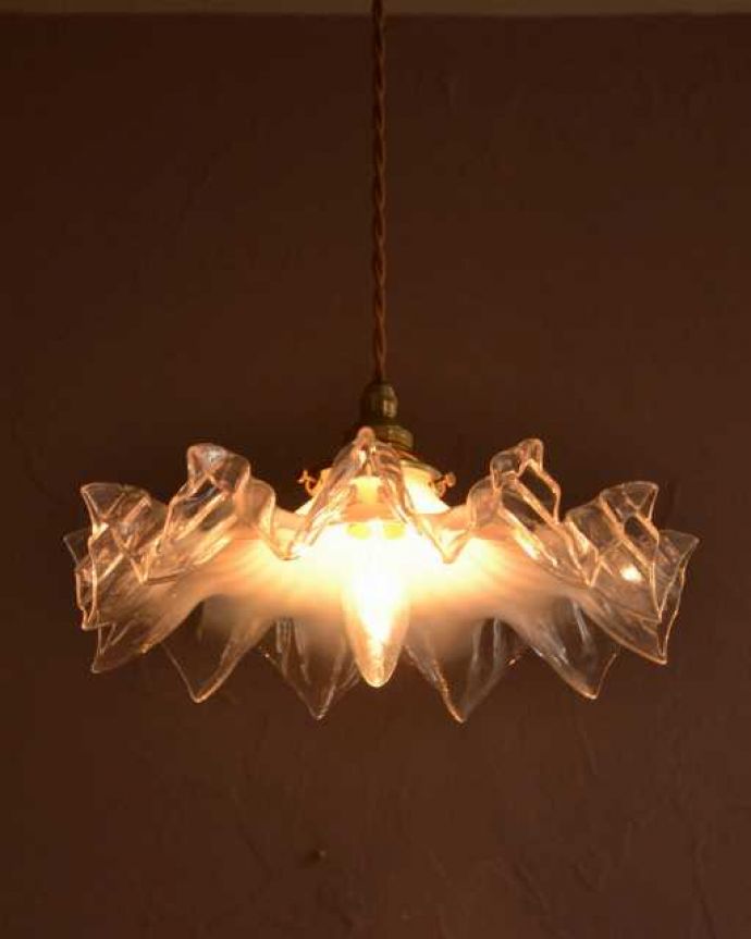 ペンダントライト　照明・ライティング　フランス輸入のミルクガラスランプシェード(コード・シャンデリア電球・ギャラリーA付き) 。。(x-911-z)