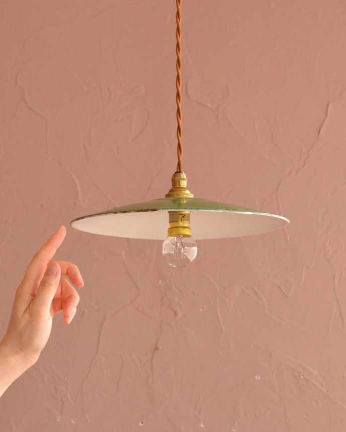 ペンダントライト　照明・ライティング　ホウロウのフランスアンティークペンダントライト（コード・シャンデリア球・ギャラリーなし）。一点ものの魅力アンティークのホウロウには、必ずチップと言うガラス質が欠けた部分があります。(x-915-z)