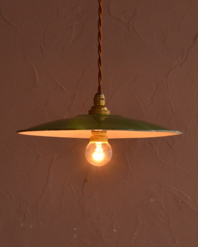 ペンダントライト　照明・ライティング　ホウロウのフランスアンティークペンダントライト（コード・シャンデリア球・ギャラリーなし）。ほっこりあたたかい雰囲気ホウロウで出来たアンティークのシェードは、ほっこりとあたたかい雰囲気が人気です。(x-915-z)