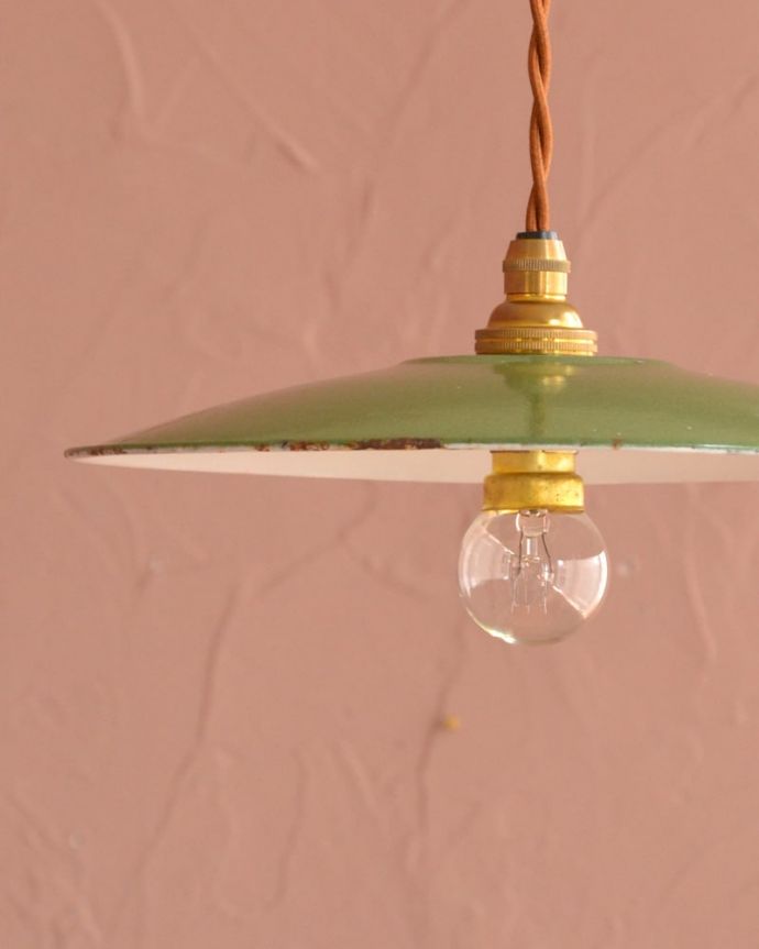 ペンダントライト　照明・ライティング　ホウロウのフランスアンティークペンダントライト（コード・シャンデリア球・ギャラリーなし）。シンプルなデザインどんなお部屋にも合わせやすいシンプルな形のシェードです。(x-915-z)