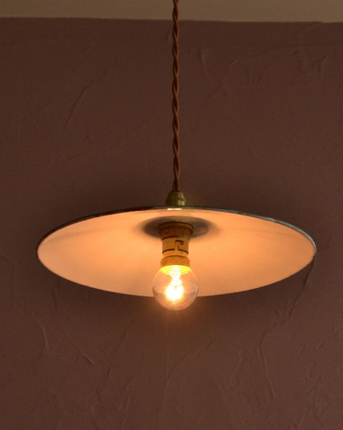 ペンダントライト　照明・ライティング　ホウロウのフランスアンティークペンダントライト（コード・シャンデリア球・ギャラリーなし）。夜になると･･･ふわっとした優しい灯りで周りを包み込んでくれます。(x-915-z)