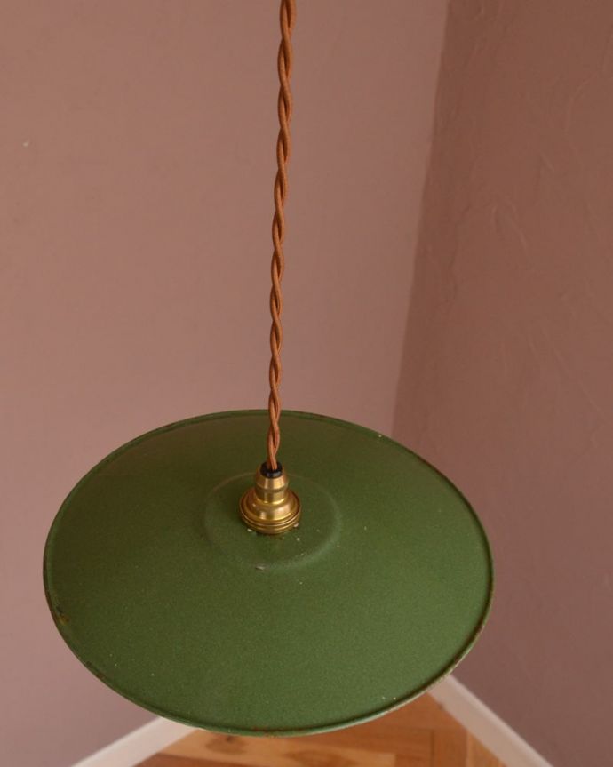 ペンダントライト　照明・ライティング　ホウロウのフランスアンティークペンダントライト（コード・シャンデリア球・ギャラリーなし）。取り付け金具は日本仕様シェードはアンティークですが、取り付け金具は日本仕様の新しいものです。(x-915-z)