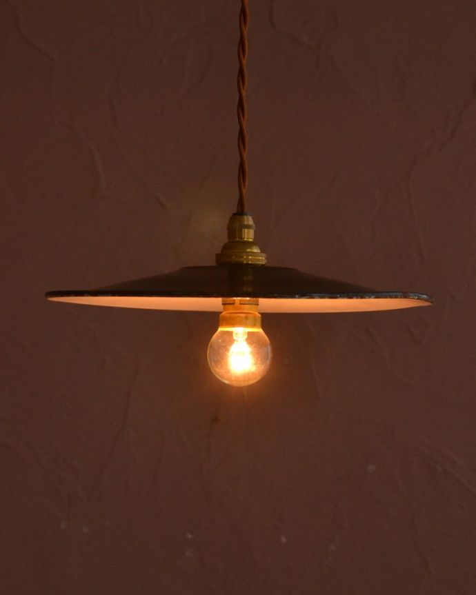 ペンダントライト　照明・ライティング　フランスのアンティークランプ（ホウロウ）（コード・シャンデリア球・ギャラリーなし）。ほっこりあたたかい雰囲気ホウロウで出来たアンティークのシェードは、ほっこりとあたたかい雰囲気が人気です。(x-916-z)