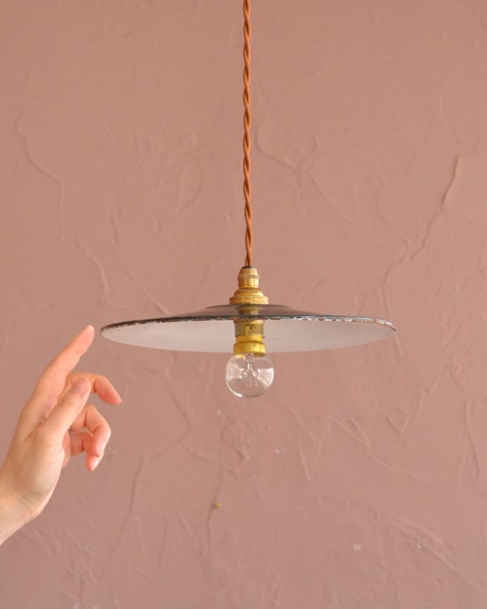 ペンダントライト　照明・ライティング　フランスのアンティークランプ（ホウロウ）（コード・シャンデリア球・ギャラリーなし）。一点ものの魅力アンティークのホウロウには、必ずチップと言うガラス質が欠けた部分があります。(x-916-z)