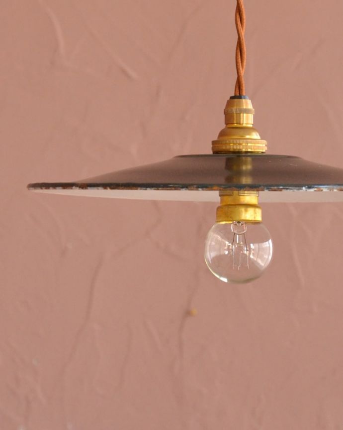 ペンダントライト　照明・ライティング　フランスのアンティークランプ（ホウロウ）（コード・シャンデリア球・ギャラリーなし）。シンプルなデザインどんなお部屋にも合わせやすいシンプルな形のシェードです。(x-916-z)