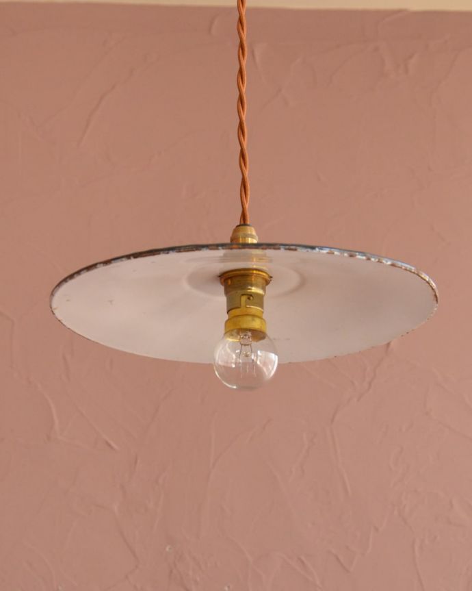 ペンダントライト　照明・ライティング　フランスのアンティークランプ（ホウロウ）（コード・シャンデリア球・ギャラリーなし）。下から見上げると･･･実際に取り付けてカウンターやダイニングの下からのぞくとこんな感じです。(x-916-z)