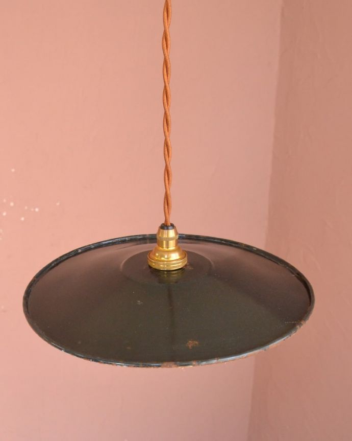 ペンダントライト　照明・ライティング　フランスのアンティークランプ（ホウロウ）（コード・シャンデリア球・ギャラリーなし）。取り付け金具は日本仕様シェードはアンティークですが、取り付け金具は日本仕様の新しいものです。(x-916-z)